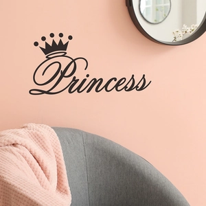 Sticker mural noir Princess avec couronne sur mur rose au-dessus d'un canapé moderne