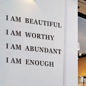 Inspirational English wall sticker with I AM BEAUTIFUL affirmations for home bedroom decor