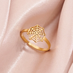 Bague gothique punk en acier inoxydable doré avec motif toile d'araignée ajourée