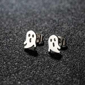 Gros plan de boucles d'oreilles fantômes en acier inoxydable poli pour Halloween