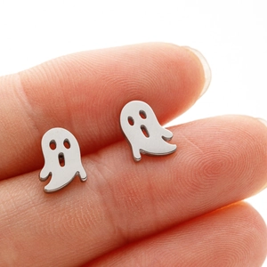 Gros plan de boucles d'oreilles fantôme en argent poli pour montrer la taille réelle