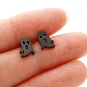 Gros plan de boucles d'oreilles fantômes noires mates montrant la taille pour Halloween