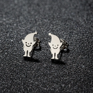 Vue macro de boucles d'oreilles lutin en argent sur un support noir texturé