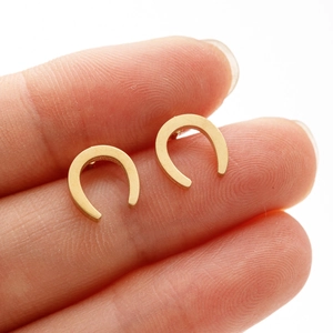 Vue détaillée montrant la taille des boucles d'oreilles fer à cheval en forme de U