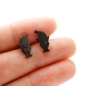 Gros plan sur de mini boucles d'oreilles gnome noir mat montrant la petite taille