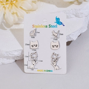 Dettaglio del set di orecchini a lobo gatto in acciaio inox con dimensioni indicate