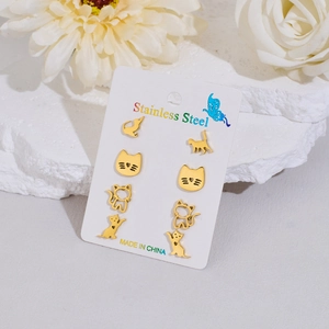 Set di 4 paia di orecchini a lobo gatto in acciaio inossidabile dorato su carta