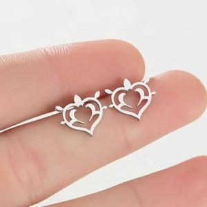 Vue macro de la boucle d'oreille en cœur évidé avec détails de filigrane délicat