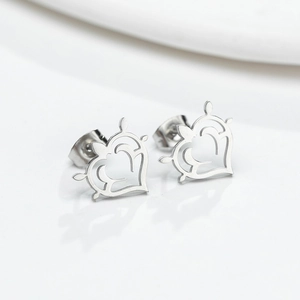 Boucles d'oreilles cœur évidé en acier inoxydable argenté avec détails de couronne