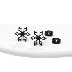 Minimalistische zwarte sneeuwvlok oorbellen van roestvrij staal in 45 graden hoek