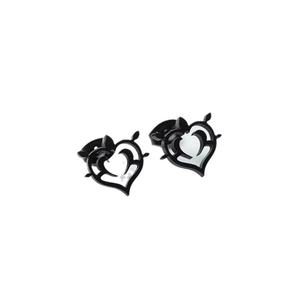 Boucles d'oreilles cœur noires en acier inoxydable avec texture évidée et design minimaliste