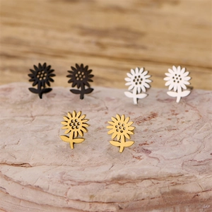 Drei Paar Sonnenblumen-Mandala-Ohrstecker in Gold, Silber und Schwarz aus Edelstahl