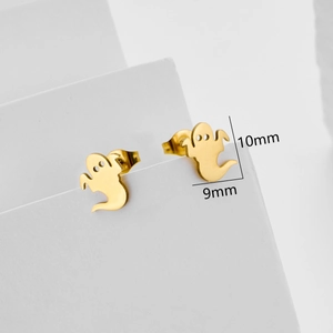 Goldene Halloween-Geist-Ohrstecker im minimalistischen Stil auf weißem Podest