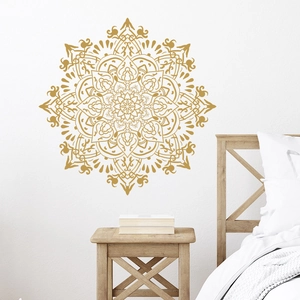 Goldener Mandala Wandaufkleber für Schlafzimmer-Deko auf weißer Wand mit Holzmöbeln