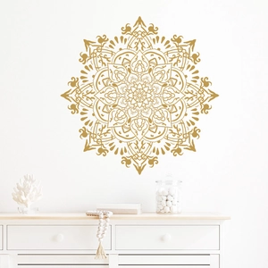 Goldenes Mandala Wandtattoo mit geometrischen Mustern in einem weißen minimalistischen Raum
