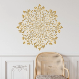 Goldenes Mandala Wandtattoo für Wohnkultur im Boho-Stil auf weißer minimalistischer Wand