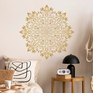 Detailaufnahme eines großen goldenen Mandala-Wandaufklebers im Boho-Schlafzimmer-Stil