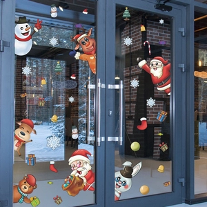 Detailansicht der festlichen Weihnachtsaufkleber mit Weihnachtsmann auf einer Glasscheibe