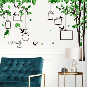 Detalle de pared de salón moderno con calcomanías de árbol genealógico verde y marcos
