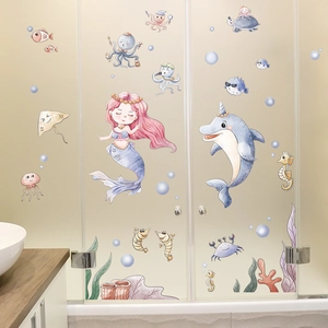 Détail de stickers muraux sirène et animaux marins sur une porte de salle de bain