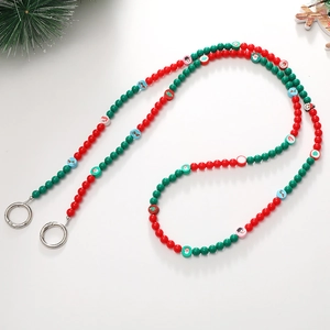 Détail de la chaîne de Noël en perles d'argile avec breloques festives et fermoirs métal