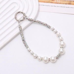 Bijou de téléphone tendance avec perles blanches et accents en strass irisés élégants