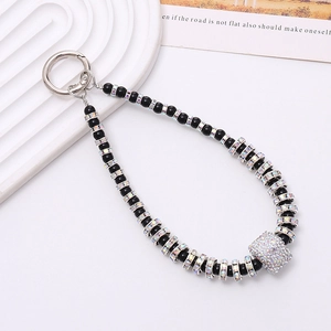 Bijou de téléphone perlé à la main avec perles noires et pendentif carré en strass