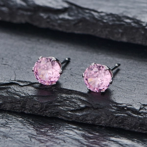 Vue détaillée des boucles d'oreilles en zircone rose avec serti à quatre griffes sur pierre