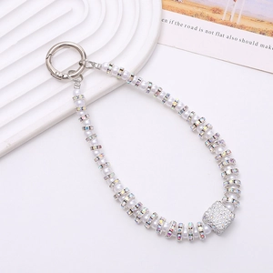 Bijou de téléphone luxe en perles blanches avec strass brillants et fermoir métal