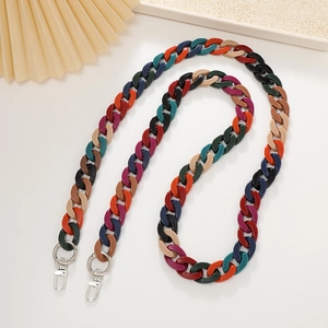 Detail einer bunten 21mm Acrylkette mit silbernen Karabinern für Taschenriemen