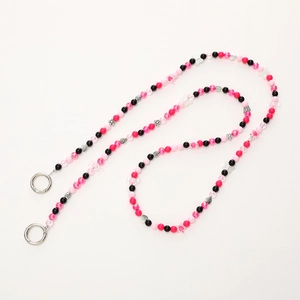 Cordino per cellulare con perline rosa e nere, cuori e fiori d'argento su sfondo bianco