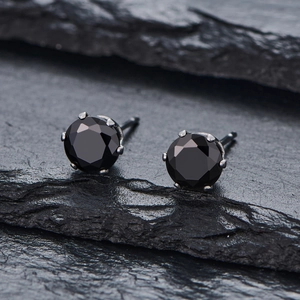 Gros plan de boucles d'oreilles clous en zircon noir avec monture à 4 griffes