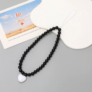 Dragonne de téléphone minimaliste en perles noires avec pendentif cœur blanc élégant