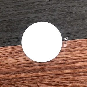 50mm runde weiße Glasspiegel-Linse für DIY-Schmuck auf einem Holzhintergrund