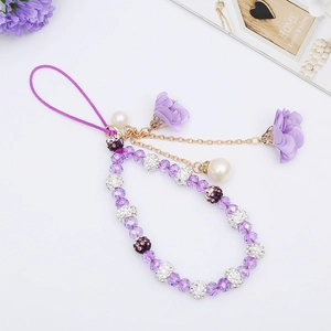 Élégante dragonne de téléphone en perles violettes avec breloque fleurie
