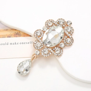 Detail van een vintage edelsteen hanger met kristallen druppel op witte steen