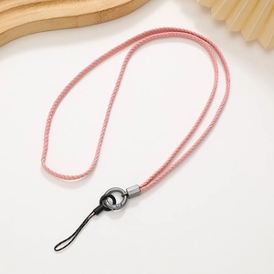 Détail du cordon de téléphone tressé rose avec anneau métallique et sangle de poignet