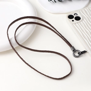 Détail de la dragonne tressée en cuir marron avec boucle métallique de haute qualité