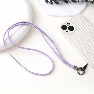 Détail de la dragonne de téléphone tressée violette avec fermoir en métal mat sur la coque