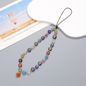 Bijou de téléphone en perles fleuries fait main avec pendentif porte-bonheur en métal