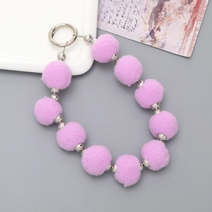 Détail de la chaîne de boules en peluche violette avec perles argentées et fermoir à ressort