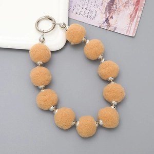 Bracelet élégant en pompons pelucheux camel avec perles argentées et anneau ressort