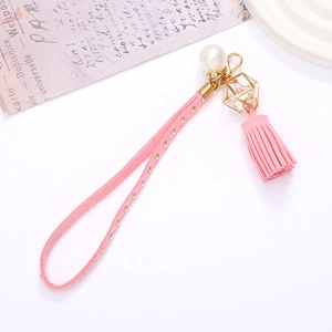 Porte-clés en daim rose avec clous dorés, perles et pompon élégant pour sac à main