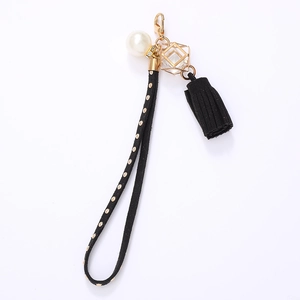 Porte-clés de mode avec sangle en cuir à rivets noirs, perles blanches et longues franges