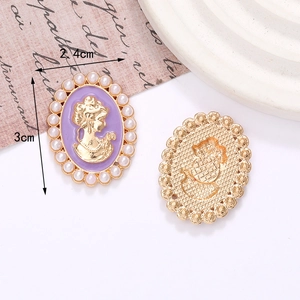 Accesorio camafeo ovalado de perlas estilo vintage con base púrpura y relieve