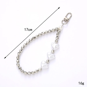 Detail einer Handy-Perlenkette mit Herzanhänger und silbernem Verschluss 17cm