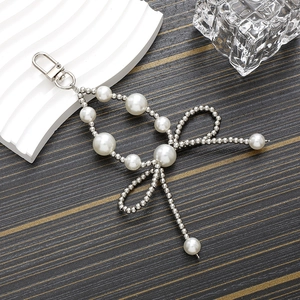 Pendentif nœud en perles élégant avec perles argentées et fermoir pour téléphones