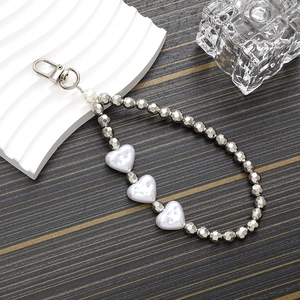 Bijou de téléphone créatif avec perles argentées, cœur blanc et fermoir mousqueton robuste