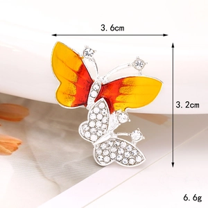 Dettaglio macro dell'accessorio farfalla con strass con dimensioni 3,6 cm per 3,2 cm