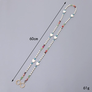 Chaîne de téléphone bandoulière de 60 cm avec perles colorées et breloques en cœur